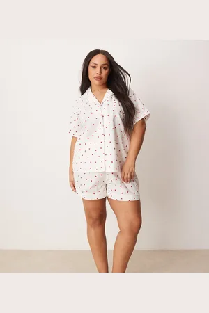 Loungeable Curve - Hvidt pyjamassæt med kortærmet skjorte og shorts med hjerteprint i dobby