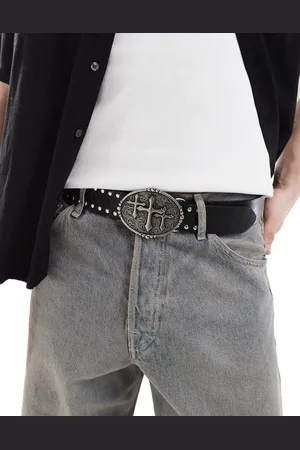 ASOS Bælte i imiteret læder med sølvfarvet spænde med gotisk korsdesign og antik finish