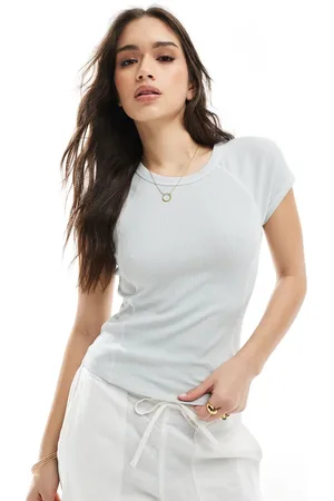 Monki Grå krympet T-shirt med kontrasterende syninger i slim fit