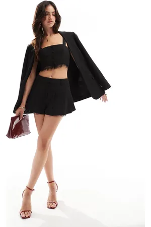 Miss Selfridge Korte shorts med plisseringer og blondekanter i - Del af sæt