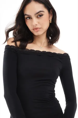Bershka Asymmetrisk top med blondedetaljer