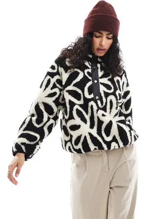 ONLY Hvid fleece i imiteret lammeskind med knapper og blomstermønster