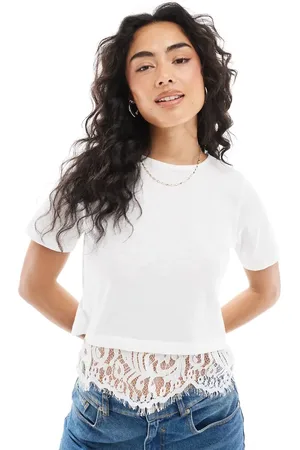Miss Selfridge T-shirt med bølgekant og blondelag inderst