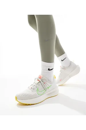 Nike Interact Run - Grå og hvide sneakers