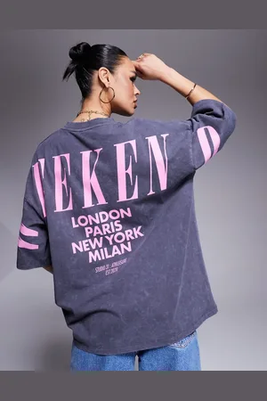 ASOS Weekend Collective - Icon - Oversized forvasket grå top med korte ærmer og stablet pink logoprint på ryggen