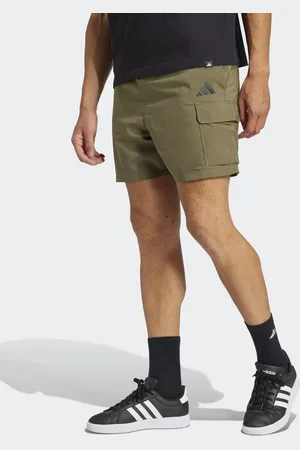 adidas Essentials - Chelsea - Olivengrønne shorts med lille sort logo