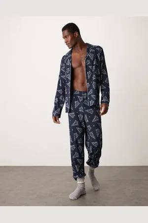 Urban Threads Blå julepyjamas med langærmet skjorte og bukser med juletræsprint i polyester