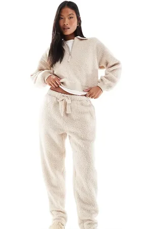 ASOS ASOS DESIGN Petite - Cremehvidt lounge-sæt med sweatshirt med lynlåskrave og tapered bukser i imiteret lammeskind