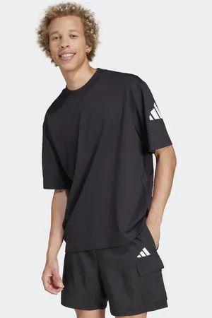 adidas Essentials - Sort T-shirt med hvidt logo med 3 striber i løstsiddende pasform