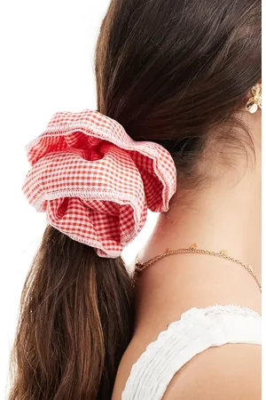 Pieces® Ekstrastor scrunchie med røde gingham-tern
