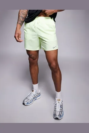 Nike Stride Dri-FIT - Limegrønne shorts på 7 tommer