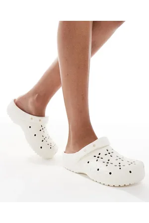 Crocs Beige og klassiske clogs med blomsterudskæring