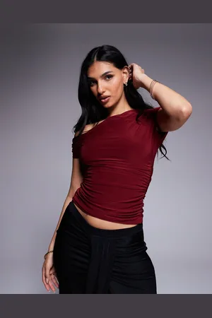 Kaiia Tætsiddende offshoulder-top med drapering - Kun hos ASOS-Rød