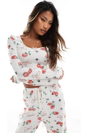 Kaiia Mix og match - Langærmet pyjamasskjorte med firkantet hals og jordbær- og sløjfeprint - Del af sæt - Kun hos ASOS-Multifarvet