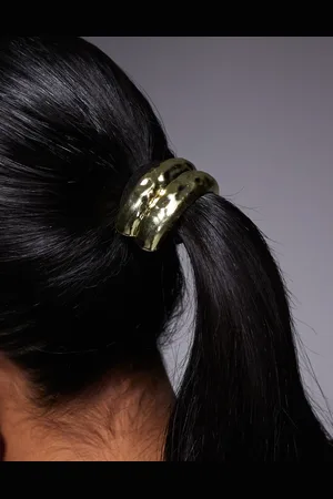 Kaiia Hårelastik med hamret metalkant i guldfarve - Kun hos ASOS