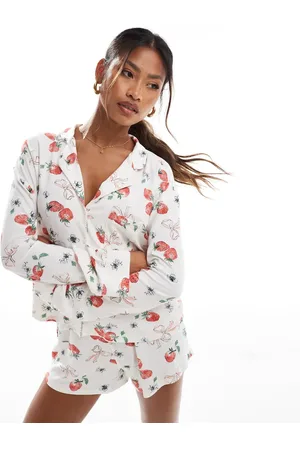 Kaiia Mix og match - Cropped pyjamasskjorte med lange ærmer og jordbær- og sløjfeprint - Del af sæt - Kun hos ASOS-Multifarvet