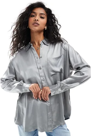 AWARE Oversized og lysegrå satinskjorte