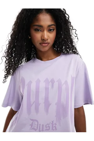 Monki Oversized og lyslilla T-shirt med print fortil