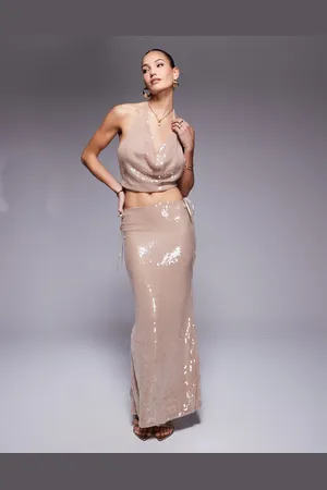 Missyempire Missy Empire - Cremehvid croptop med halterneck, ekstrem vandfaldsudskæring foran, pailletter og skinnende finish - Del af sæt-Neutral
