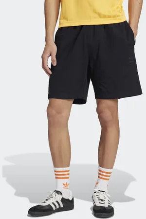 adidas Essentials - Sorte shorts i bæk-og-bølge-stof