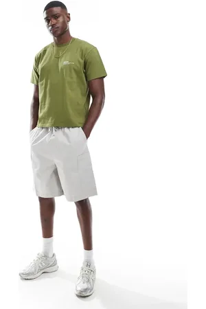 ASOS Mellemlange lysegrå cargo-jorts med mærkedetalje
