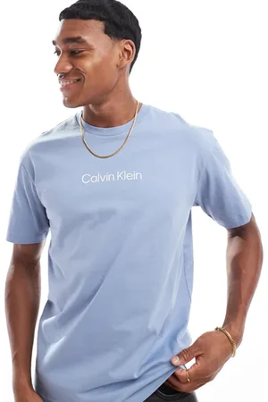 Calvin Klein Hero - Lyseblå T-shirt i komfortabel pasform med logo