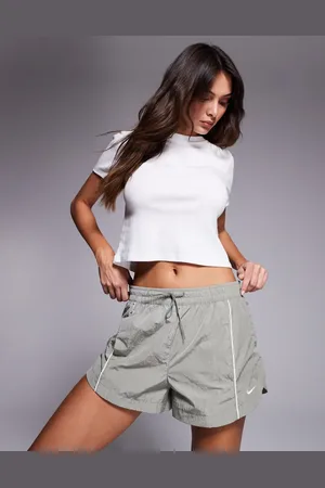 Nike Windrunner - Lysegrønne 2-tommershorts i vævet materiale