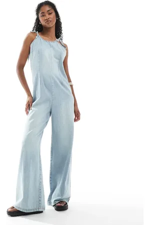 Monki Blå vasket jumpsuit i let denim med halterneck