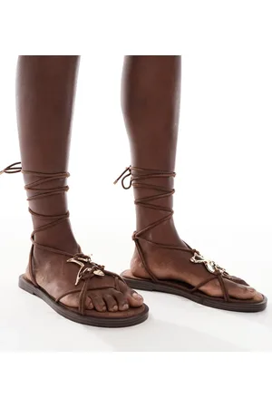 Bershka Brune flade sandaler med snører med guldfarvet detalje
