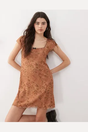 Reclaimed Babydoll-minikjole med sløjfedetalje og paisley-print i mesh