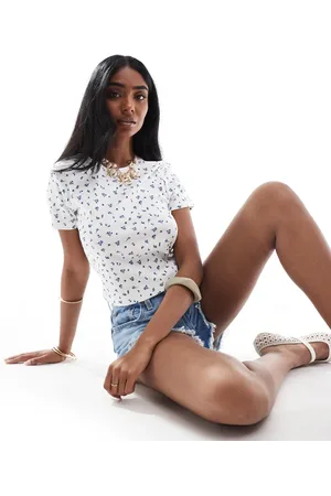 ONLY Hvid ribstrikket croptop med blåt blomstermønster