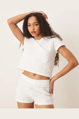 ASOS Hvidt pyjamassæt med T-shirt med gennemgående knapper og shorts med bølgekanter i pointelle