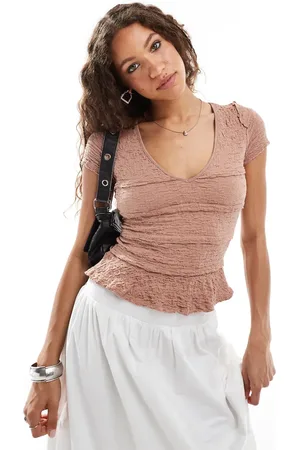 Free People Ribstrikket T-shirt med blondeflæser og V-hals i terrakottabrun