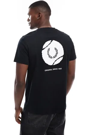 Fred Perry T-shirt med tennisprint på ryggen