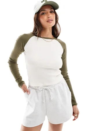 Brave Soul Ribstrikket T-shirt med lange ærmer og raglandetaljer i cremehvid og khaki-Multifarvet