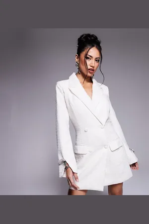 In The Style X Perrie Sian - Cremehvid blazer-minikjole med struktur og udsmykning med sløjfedetalje i bouclé - Kun hos ASOS