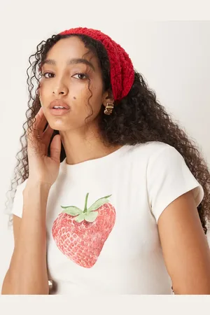 ASOS Cremehvid baby-T-shirt med grafisk jordbærprint