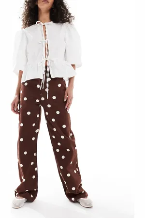 ASOS Brune dad-jeans med polkaprikker
