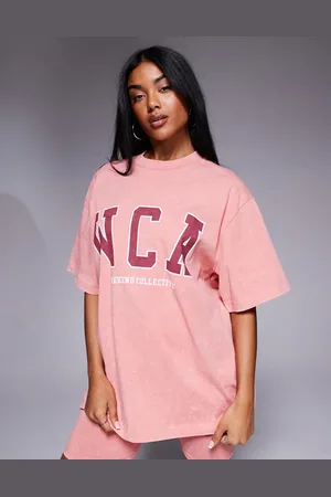 ASOS Weekend Collective - Ferskenfarvet T-shirt med rødt college-logo og ikonlogo - Del af sæt-Orange