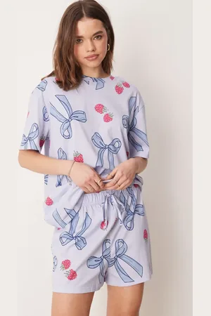 ASOS Oversized pyjamassæt med T-shirt og shorts med print af sløjfer og kirsebær