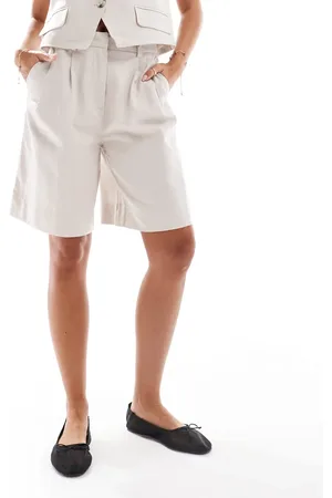 Pieces® Cremefarvede skræddersyede longline shorts med hørlook - Del af sæt-Hvid