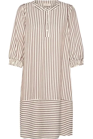 Freequent Dress From Freequent In A Lightly Embossed Material With Stripes. The Dress Has Lyhyt Mekko Beige