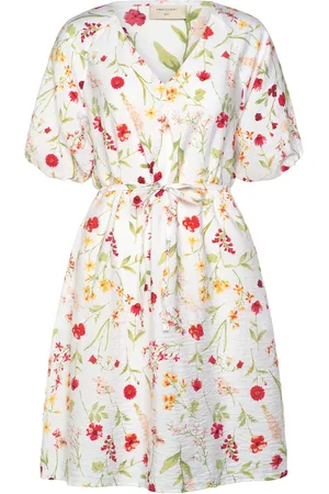 Freequent Dress From Freequent In A Light Material With A Floral Print. In Addition, The D Lyhyt Mekko Cream