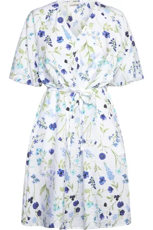 Freequent Dress From Freequent In A Light Material With A Floral Print. In Addition, The D Lyhyt Mekko White