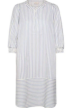 Freequent Dress From Freequent In A Lightly Embossed Material With Stripes. The Dress Has Lyhyt Mekko Blue