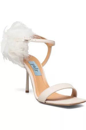 A Pair Naiset Sandaletit - High Heel Sandal W/Feather White