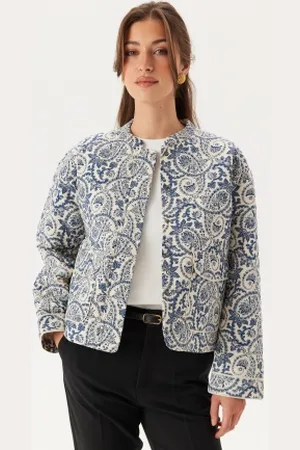 ONLY Onlhallie Quilted Jacket Cloud Dancer Aop:blue Tile Pri M