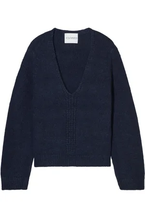 Closed V-neck sweater