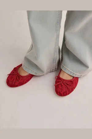 Nelly - Rounded Lace Ballerina
