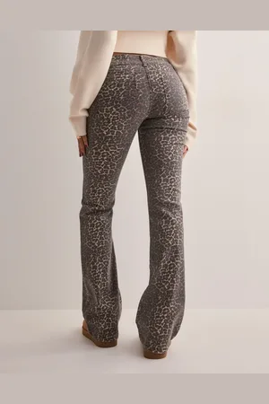 Nelly - Low Waist Bootcut Leo Jeans